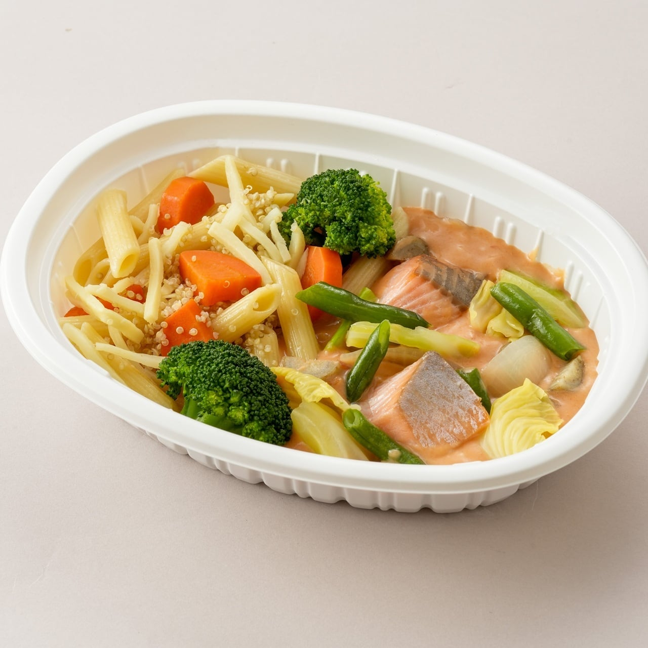サーモンと雑穀のショートパスタ-豆乳トマトソースソース